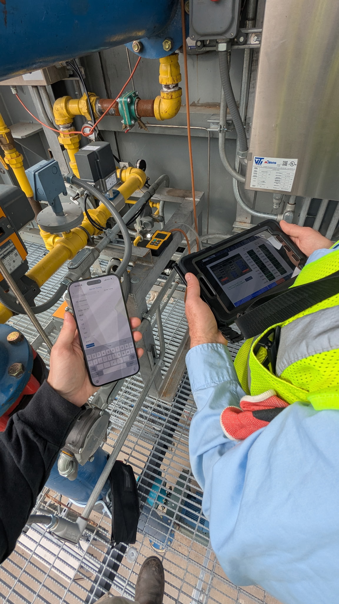 Field technician using BurnerTunePro during burner tuning